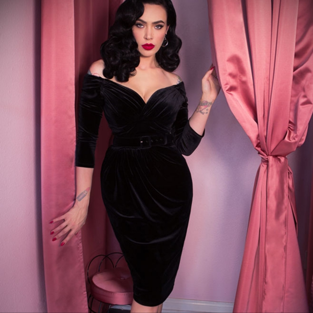 XS Starlet Wiggle in Black stretch velvet bnwt by Vixen Micheline Pitt